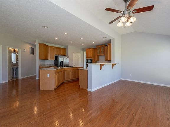 5th image of 736 Hunt Club Way