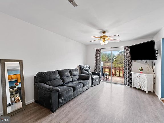 3rd image of 2426 Emerald Ln