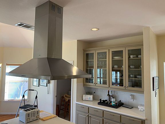 3rd image of 2709 Crestwood Ln