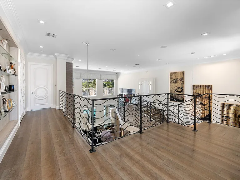 2307 N Riverside Dr — Photo 40