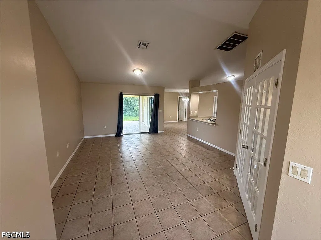 3 bed, 2.0 bath, 1698 sqft, $1,750 — Photo 2