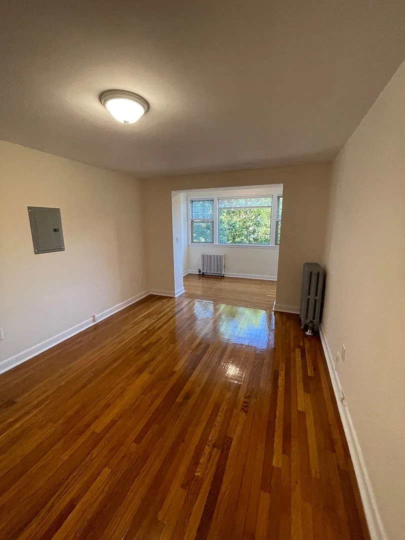 One Bedroom in Clean Elevator Building — Photo 1