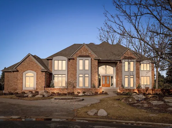 19790 Westchester Dr, Clinton Township, MI 48038