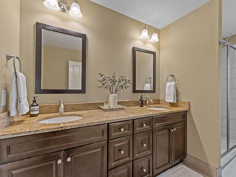 155 Devon Cir — Photo 33