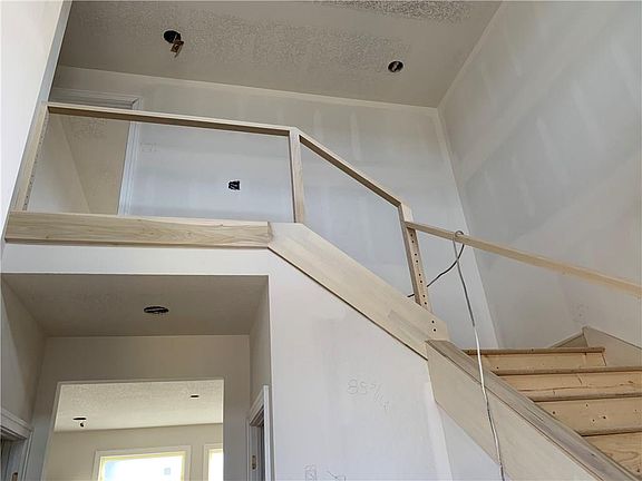 3rd image of 570 NE Dellwood Dr
