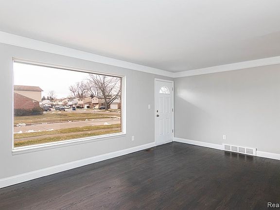 4th image of 32439 Hiveley St