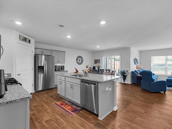 5th image of 525 Ashwood Way
