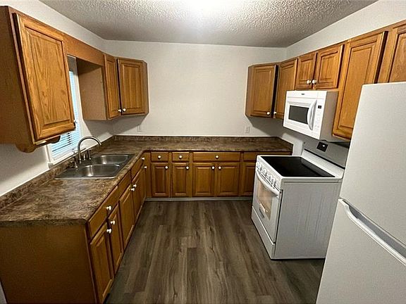 3rd image of 3204 Lott Rd