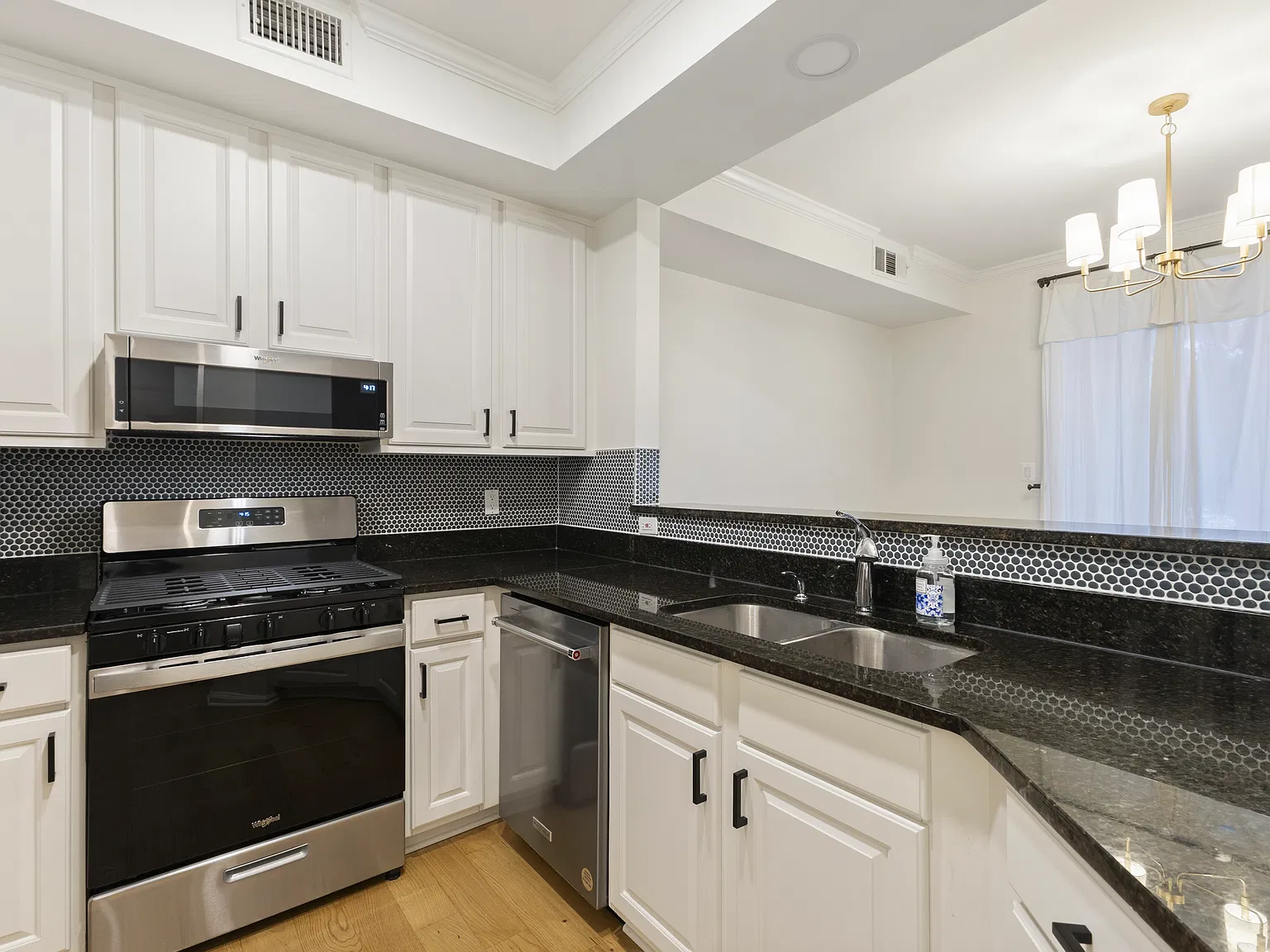 2 bed, 1053 sqft, $2,650 — Photo 4