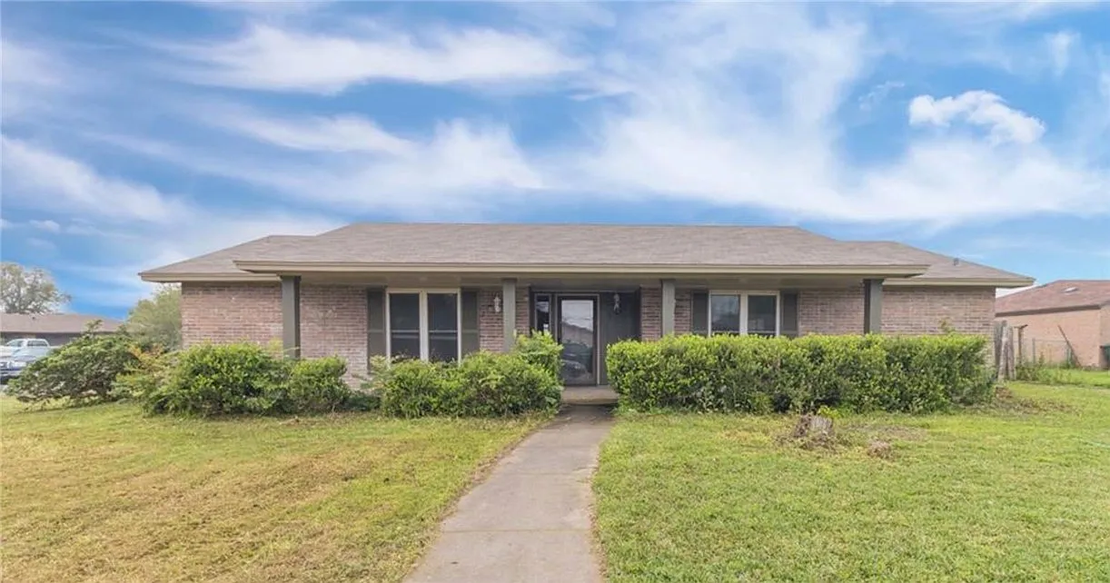 3 bed, 2.0 bath, 1803 sqft, $2,000 — Photo 1