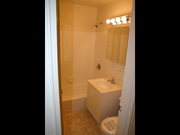 4th image of 527 Bloomfield Ave APT B1