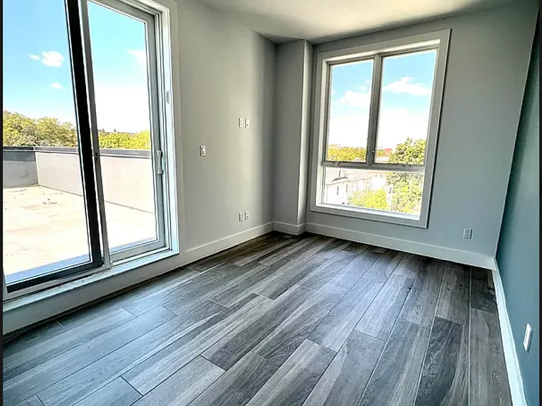 2442 Ocean Ave #5R — Photo 5