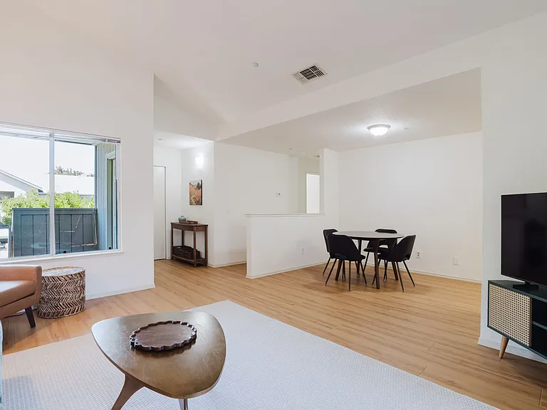 Parkwood Court Apartments — Photo 31