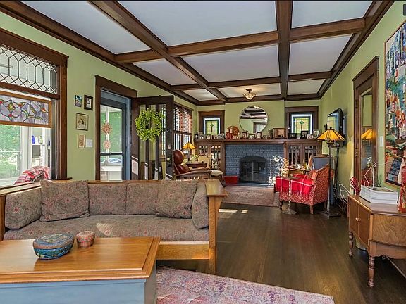 4th image of 217 Woodland Ave