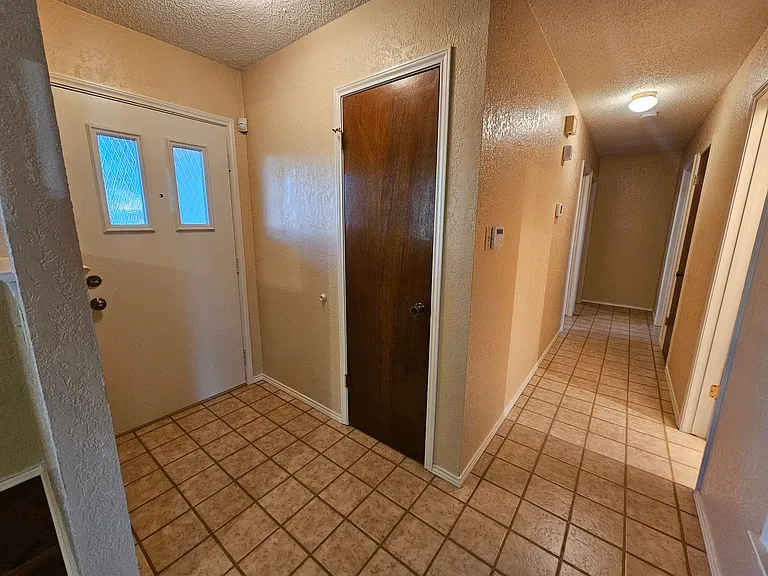 400 Hallmark Dr — Photo 5