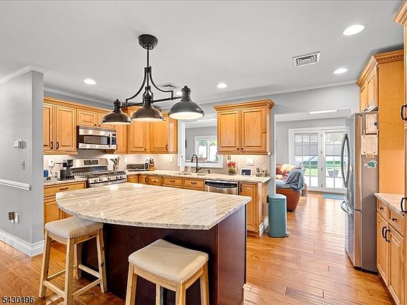 5th image of 71 Bergen Dr