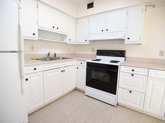 2nd image of 304 Wilshire Dr