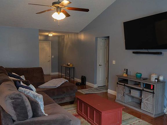 5th image of 601 Riecken Dr