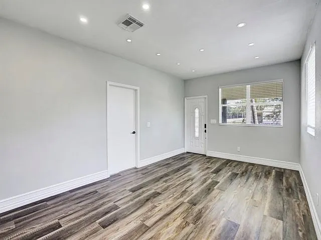 724 SW 9th St — Photo 3