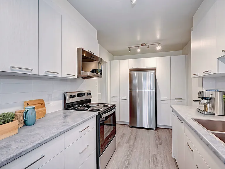 812 King St W — Photo 1