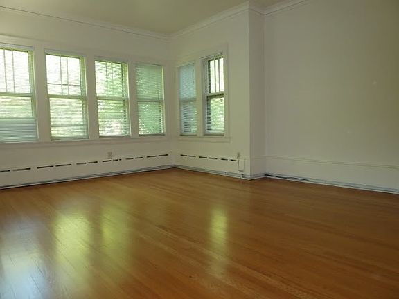 3rd image of 5917 N Rockwell St #2