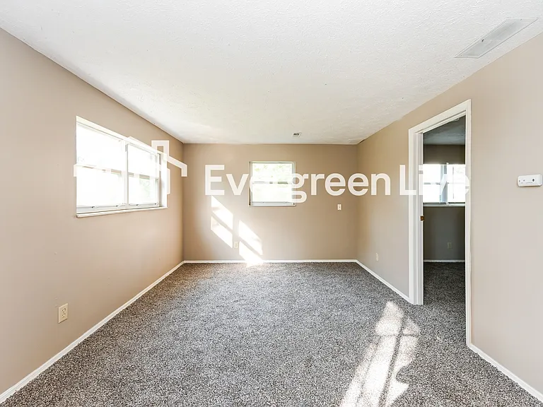 2976 Maureen Ct — Photo 8