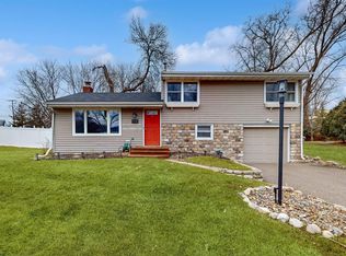 11110 Oak Knoll Ter N, Minnetonka, MN 55305