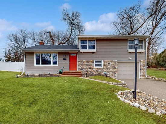 11110 Oak Knoll Ter N, Minnetonka, MN 55305