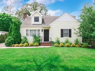 8 Gen McLean Dr, Bellport, NY 11713