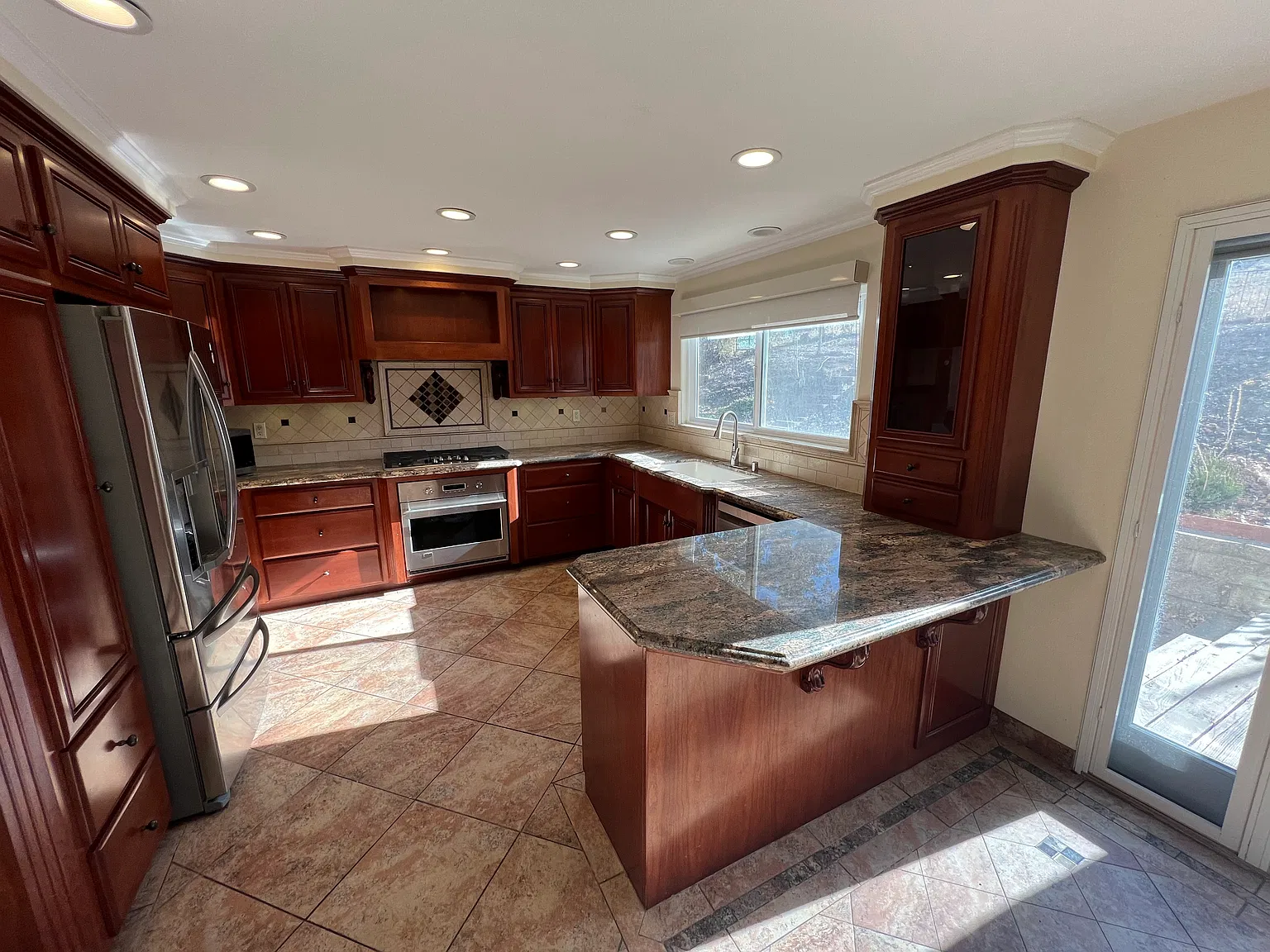 3 bed, 2256 sqft, $4,900 — Photo 2