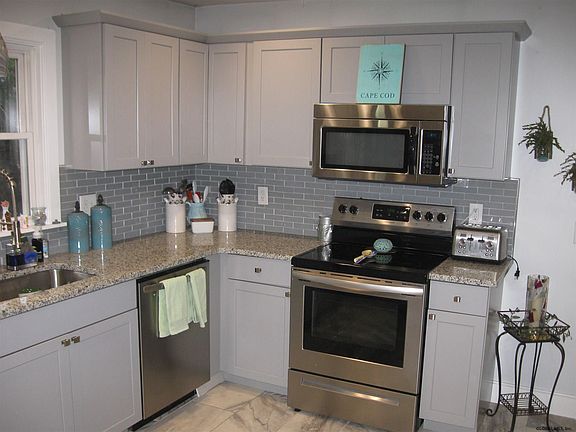 3rd image of 18 Twicwood Ln
