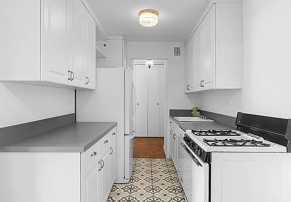5th image of 1601 3rd Ave APT 19J