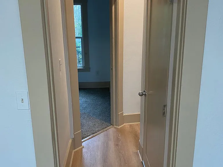 709 NE 43rd St — Photo 23