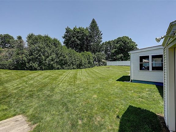 4th image of 27 Monica Dr