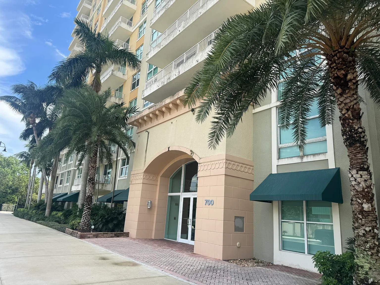 2 bed, 2.0 bath, 1130 sqft, $4,500 — Photo 2