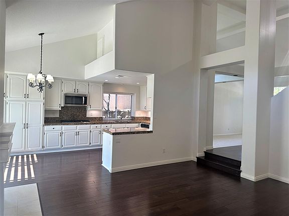 3rd image of 25 Pheasant Ln