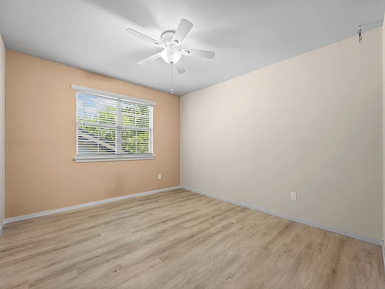 Second bedroom upstairs with great natural light throughout the day. Great for an office, nursery, or regular bedroom.