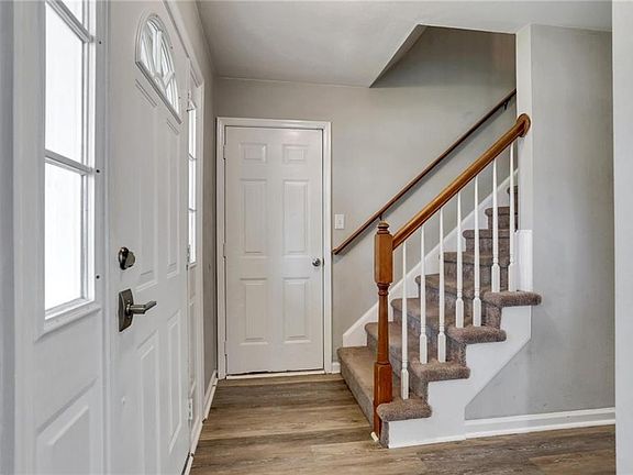 3rd image of 1022 Clarence St