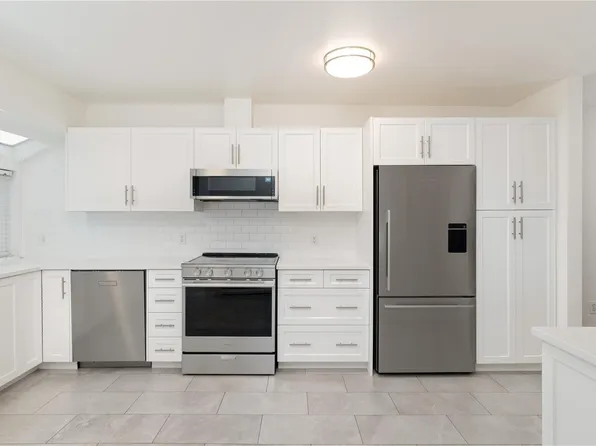 1030 Hulford St #3, Saanich, BC V8X 3B6