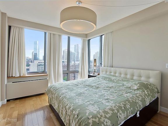 4th image of 225-227 W 60th St #18E