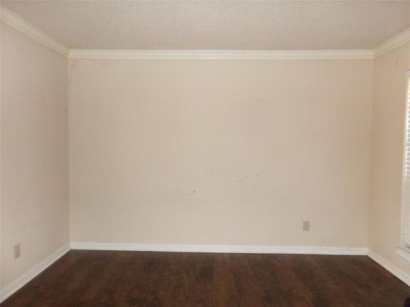 2nd image of 1133 Lexington Ln