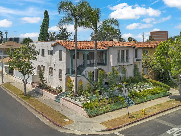 8300 Blackburn Ave — Photo 29
