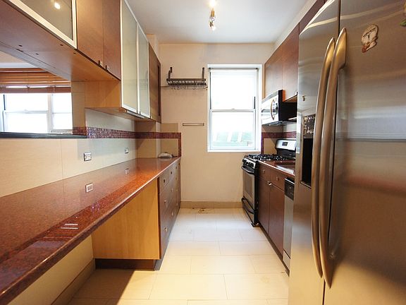 4th image of 550 Grand St #Jgd