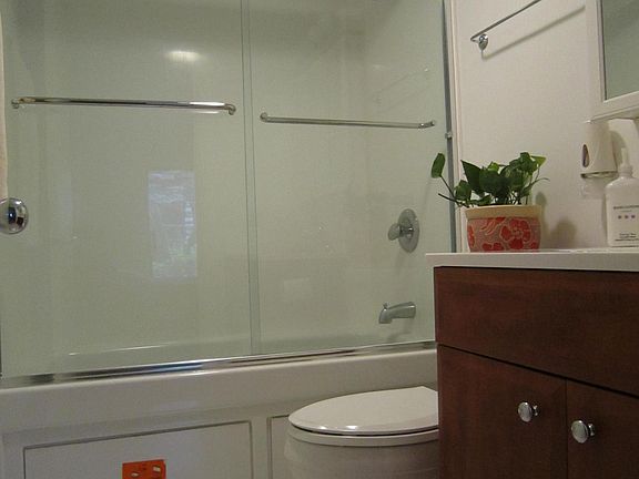 Bathroom 2 (Master bath)