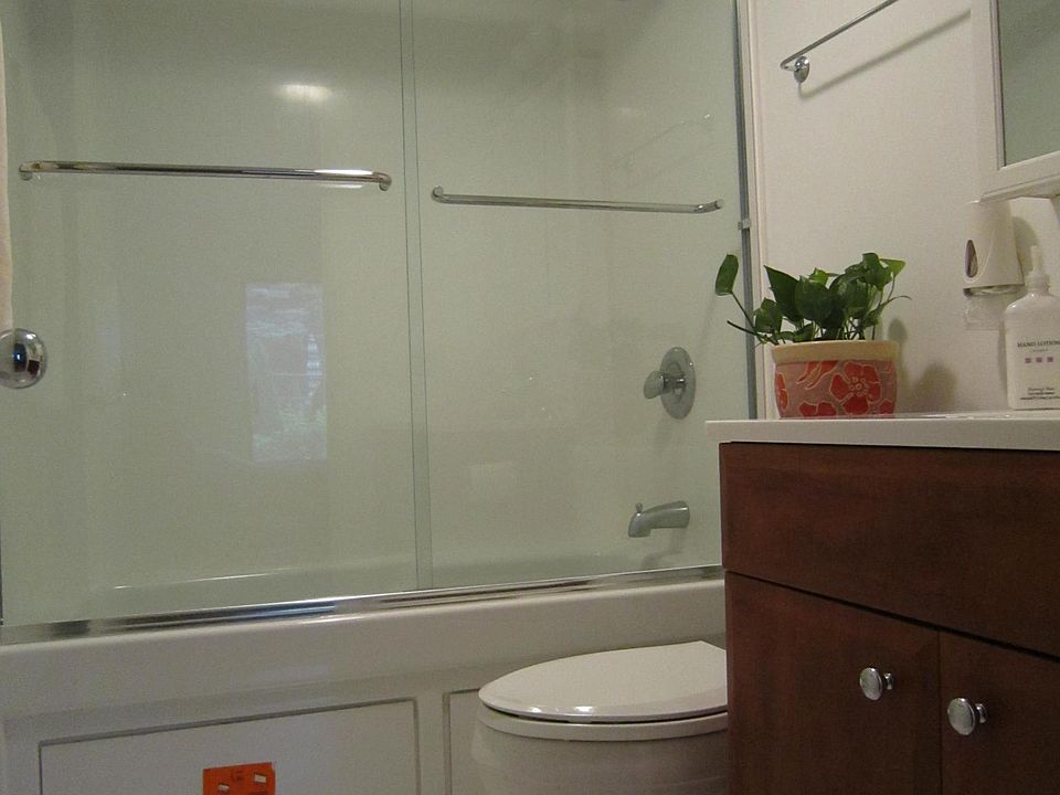 Bathroom 2 (Master bath)