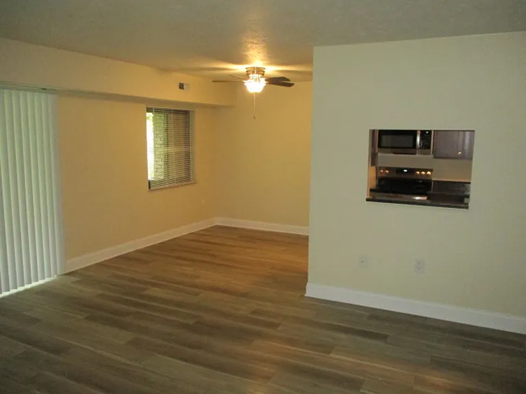 900 Kris Dr — Photo 2