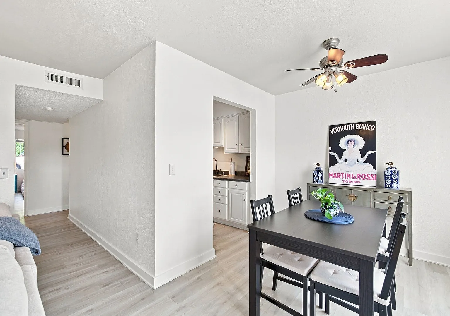 2Bd/1Ba Kirkland Condo — Photo 3