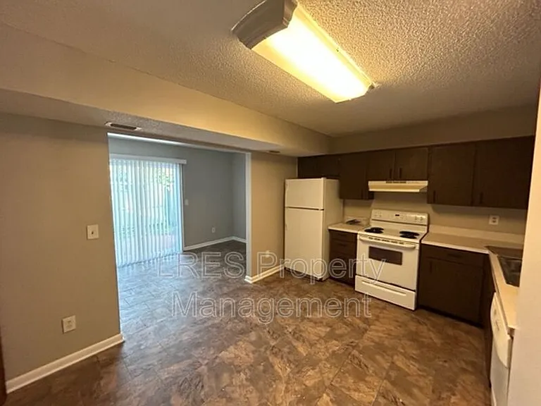 816 W 25th St — Photo 37