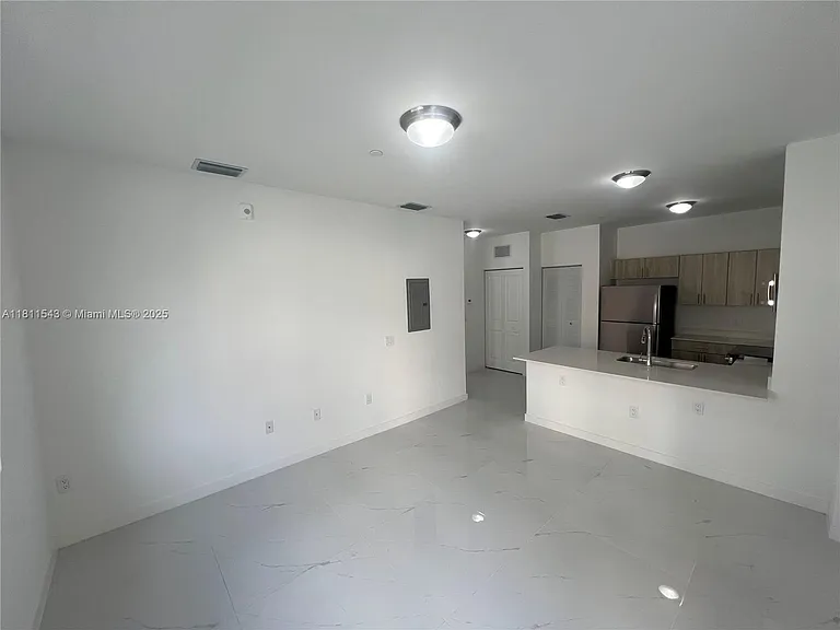 1010 SW 69th Ave #104 — Photo 12