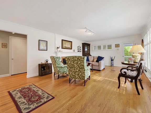 4th image of 859 Mountain View Dr